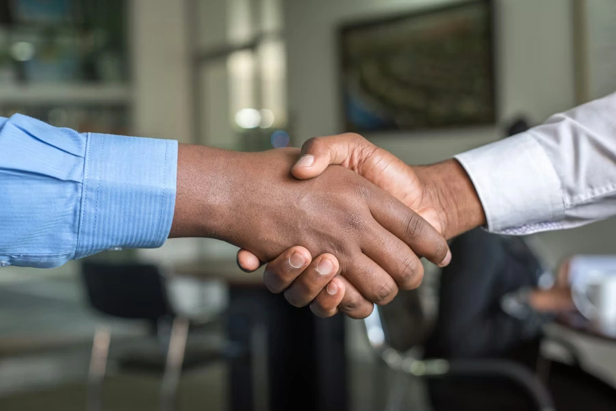 Reunião estratégica em ambiente corporativo
